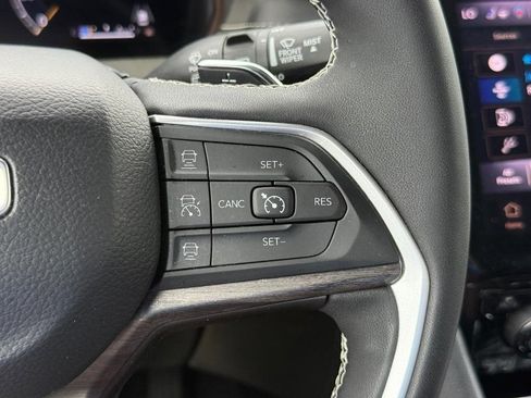 Used 2024 Jeep Grand Cherokee L Limited w/ Luxury Tech Group II AWD/4WD image 16