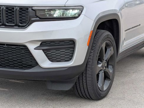 Used 2024 Jeep Grand Cherokee Altitude AWD/4WD image 10