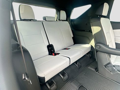 New 2026 Chevrolet Traverse High Country w/ LPO, Floor Liner Package AWD/4WD image 28