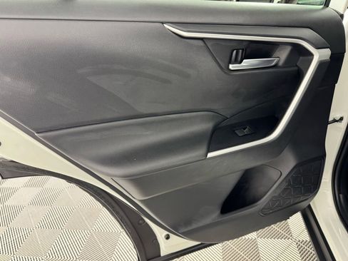 Used 2020 Toyota RAV4 XLE Premium image 23