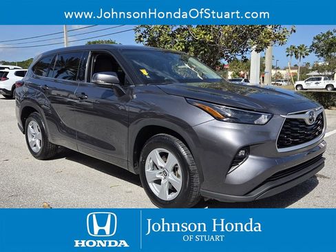Used 2022 Toyota Highlander LE image 1