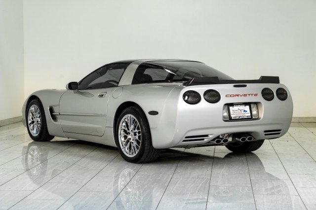 Used 2004 Chevrolet Corvette Coupe w/ Preferred Equipment Group RWD image 8