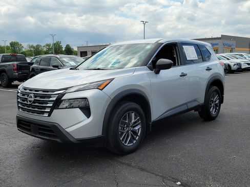 Used 2025 Nissan Rogue S AWD/4WD image 2