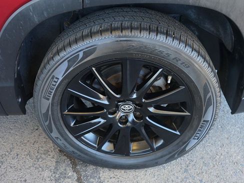 Used 2019 Toyota Highlander SE w/ Nightshade Edition FWD image 31