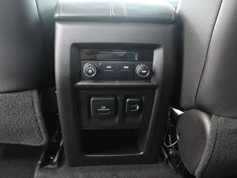 Used 2018 Chevrolet Traverse LT FWD image 19