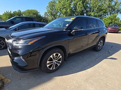 Used 2021 Toyota Highlander XLE AWD/4WD image 2