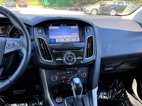 Used 2017 Ford Focus Titanium FWD image 7
