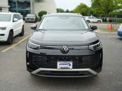 Used 2025 Volkswagen Tiguan SE AWD/4WD image 3