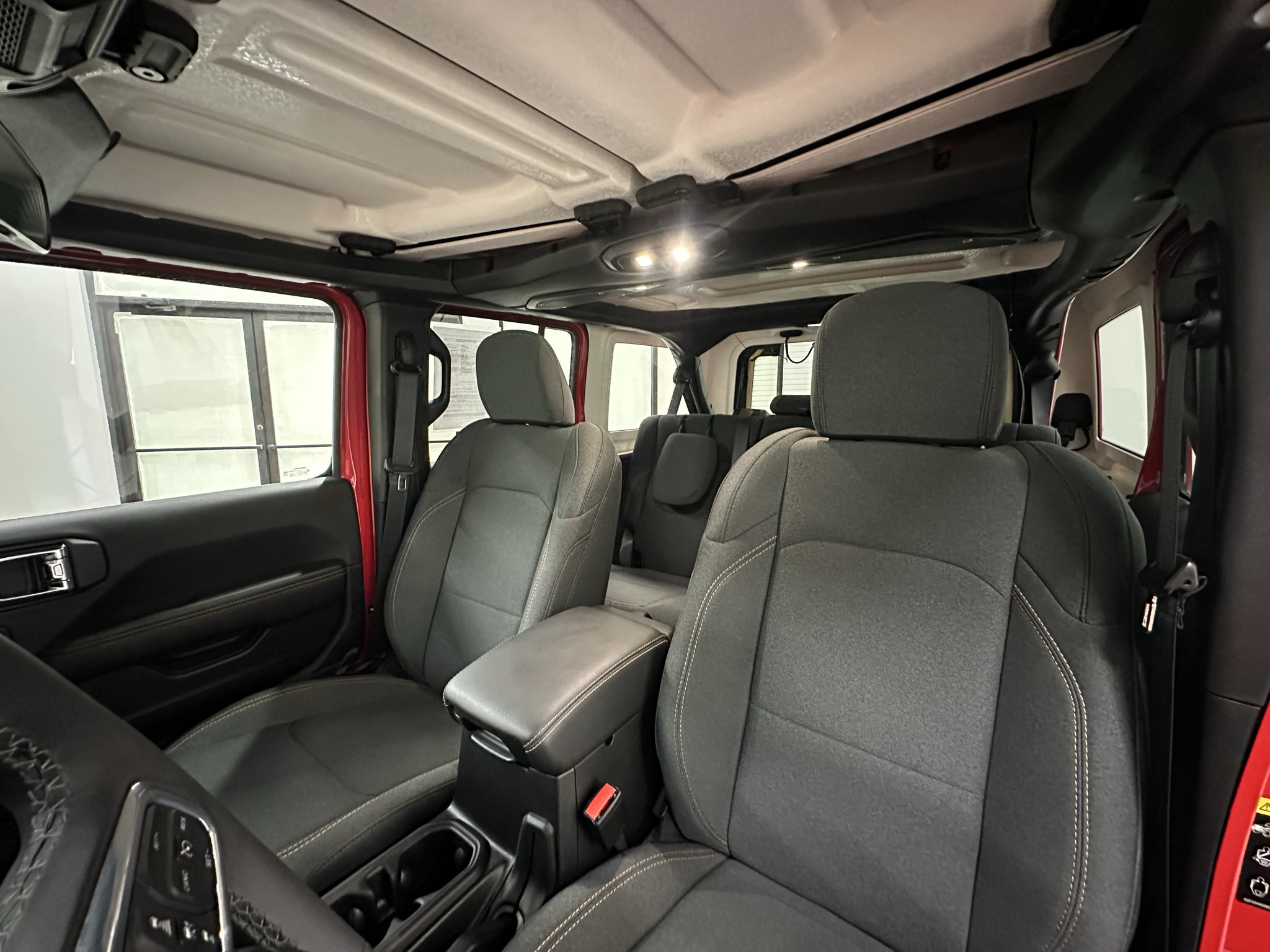 Used 2025 Jeep Wrangler Unlimited Sahara AWD/4WD image 25
