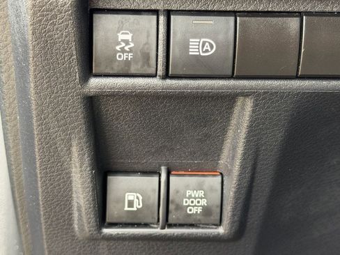 Used 2025 Toyota Sienna LE FWD image 25