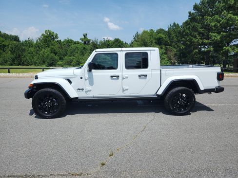 Used 2025 Jeep Gladiator Sport AWD/4WD image 2
