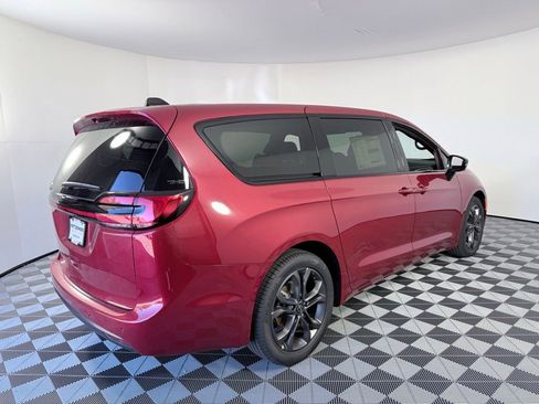 New 2026 Chrysler Pacifica Select image 6