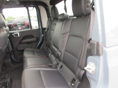 Used 2025 Jeep Gladiator Sport AWD/4WD image 17