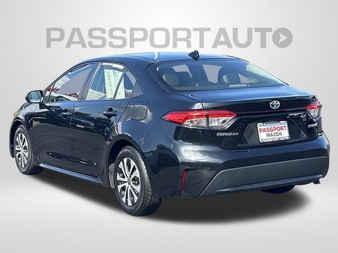 Used 2022 Toyota Corolla LE w/ Premium Interior Package FWD image 2