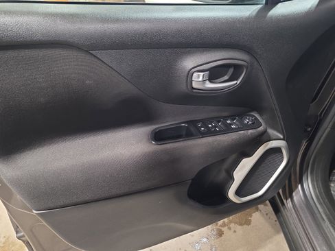 Used 2018 Jeep Renegade Latitude w/ Cold Weather Group image 11