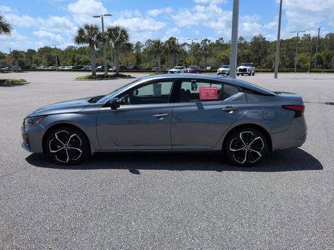 Used 2023 Nissan Altima 2.5 SR w/ SR Premium Package image 7