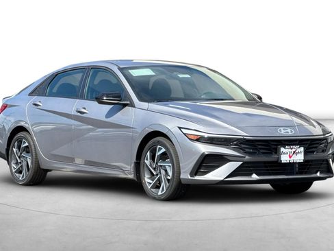 Used 2025 Hyundai Elantra SEL image 11