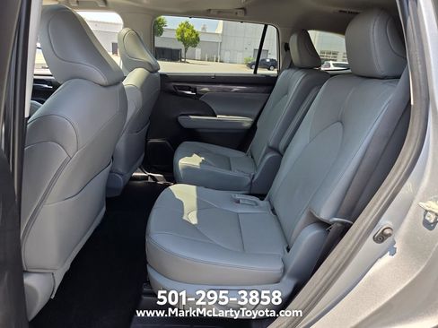Used 2023 Toyota Highlander Limited FWD image 10