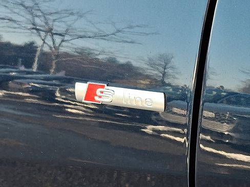 Used 2025 Audi Q8 Prestige w/ Prestige Package image 34