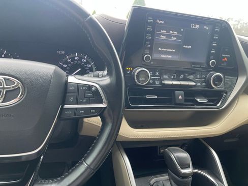 Used 2020 Toyota Highlander XLE AWD/4WD image 48