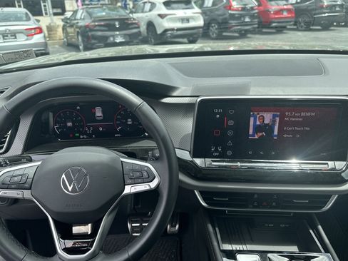 Used 2025 Volkswagen Atlas Peak Edition SE AWD/4WD image 12