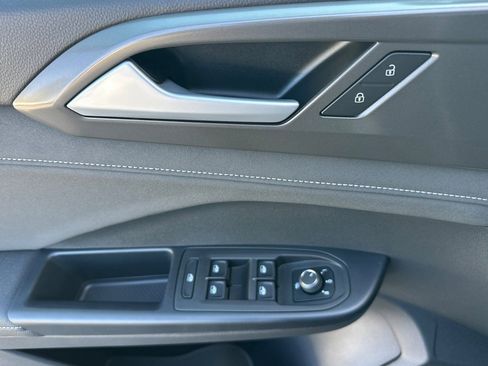 New 2026 Volkswagen Taos SE image 9