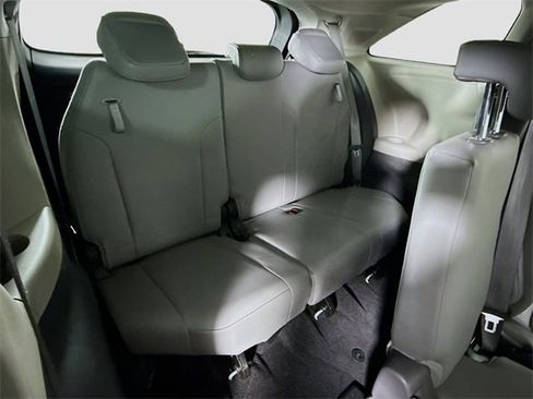 Certified 2021 Toyota Sienna XLE image 28