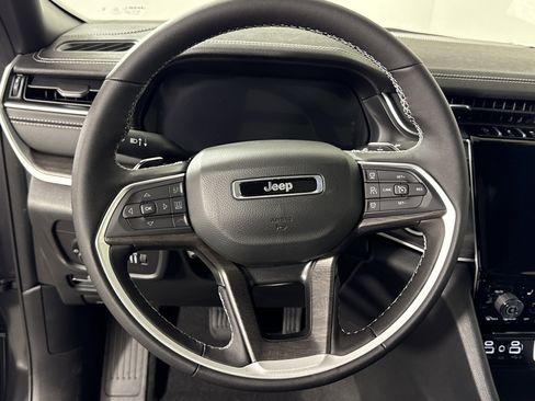 New 2025 Jeep Grand Cherokee Limited w/ Luxury Tech Group II image 16