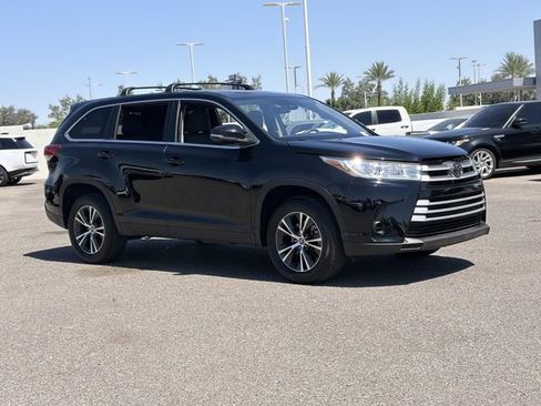 Used 2019 Toyota Highlander LE FWD image 4