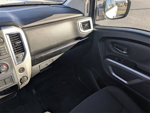 Used 2019 Nissan Titan SV image 16