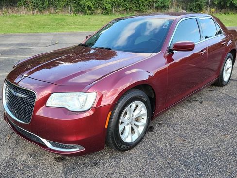 Used 2018 Chrysler 300 Touring RWD image 5