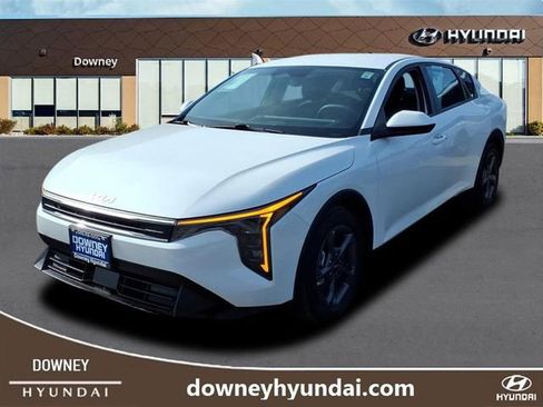 Used 2025 Kia K4 LXS image 1