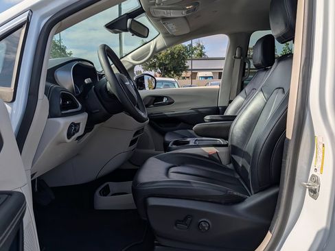 Used 2024 Chrysler Pacifica Limited FWD image 11