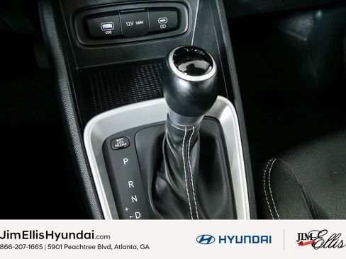 Certified 2025 Hyundai Venue SEL image 18