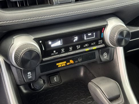 Used 2021 Toyota RAV4 LE AWD/4WD image 19