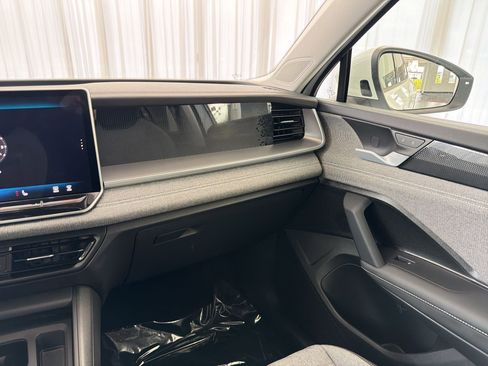 Used 2025 Volkswagen Tiguan S image 27