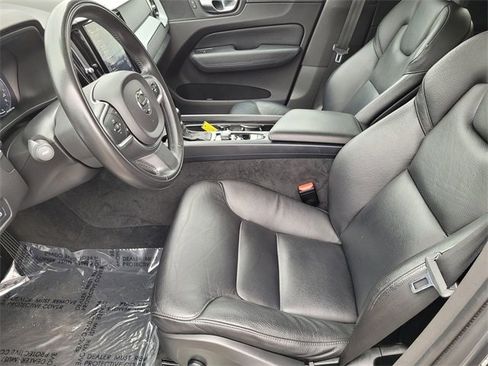 Used 2018 Volvo XC60 T6 Momentum w/ Convenience Package image 9