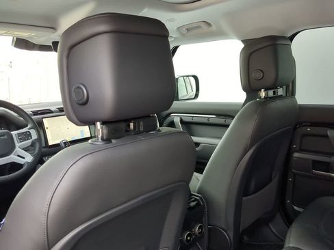 Used 2025 Land Rover Defender 110 S image 19