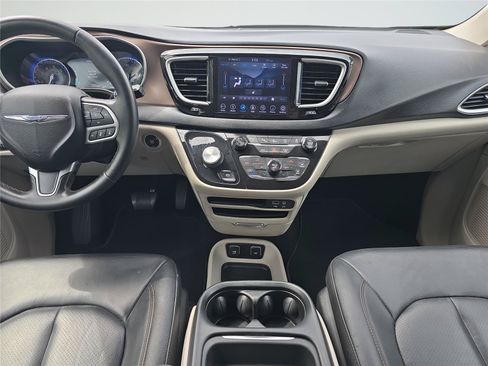 Used 2018 Chrysler Pacifica Touring-L w/ Advanced Safetytec Group FWD image 11