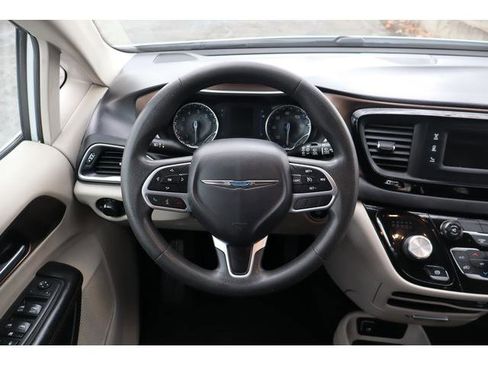 Used 2017 Chrysler Pacifica LX image 10