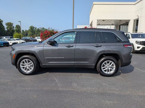 Used 2025 Jeep Grand Cherokee Laredo RWD image 8