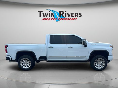 Used 2026 Chevrolet Silverado 2500 High Country w/ High Country Premium Package AWD/4WD image 5