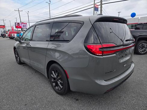 Used 2021 Chrysler Pacifica Touring w/ S Appearance Package FWD image 9