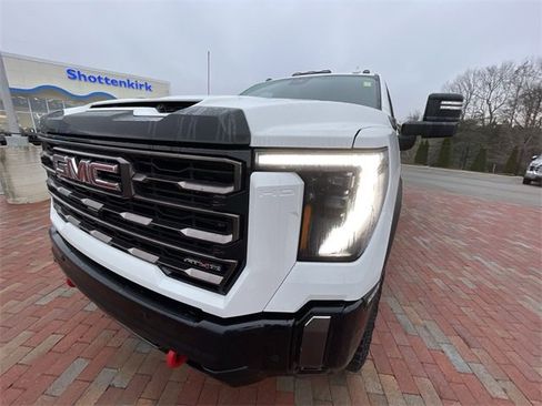 Used 2024 GMC Sierra 2500 AT4X image 4