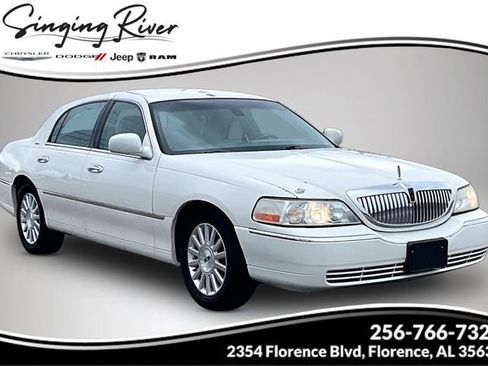 Used 2003 Lincoln Town Car Signature RWD image 1
