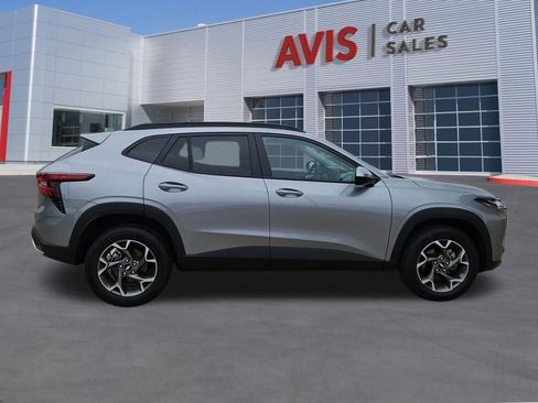 Used 2025 Chevrolet Trax LT w/ LT Convenience Package FWD image 7