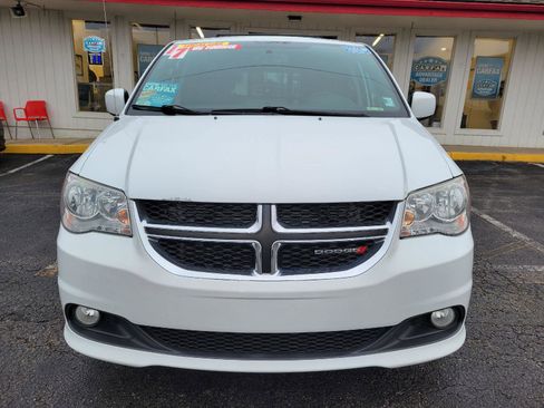 Used 2017 Dodge Grand Caravan SXT image 2