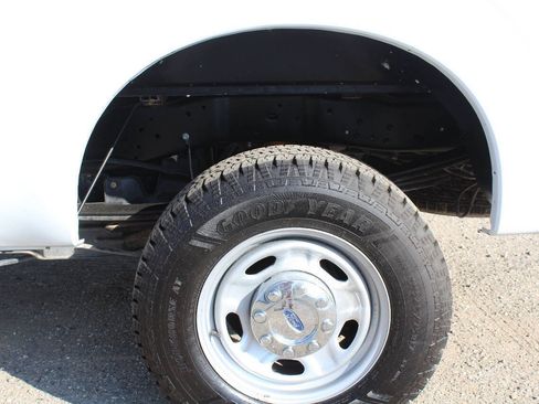 Used 2015 Ford F250 XL w/ Power Equipment Group AWD/4WD image 24