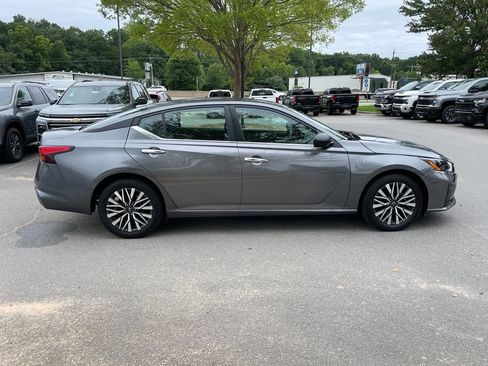 Used 2025 Nissan Altima 2.5 SV FWD image 8