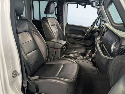 Used 2018 Jeep Wrangler Unlimited Sahara image 14